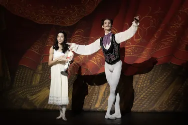 Matias Oberlin as Drosselmeier, Ana Torrequebrada as Marie